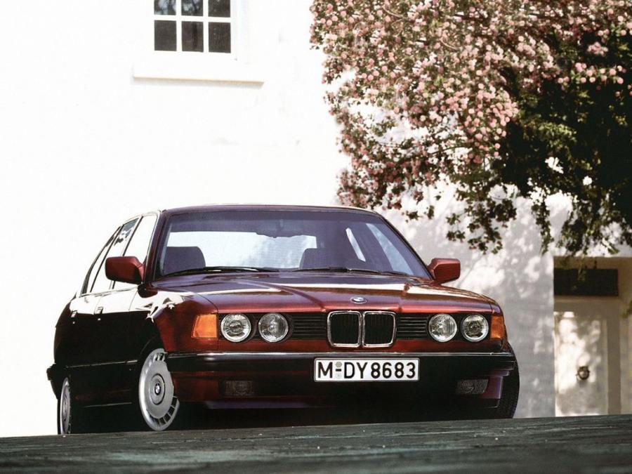  BMW 730i 1986 года  (фото 1 из 4)